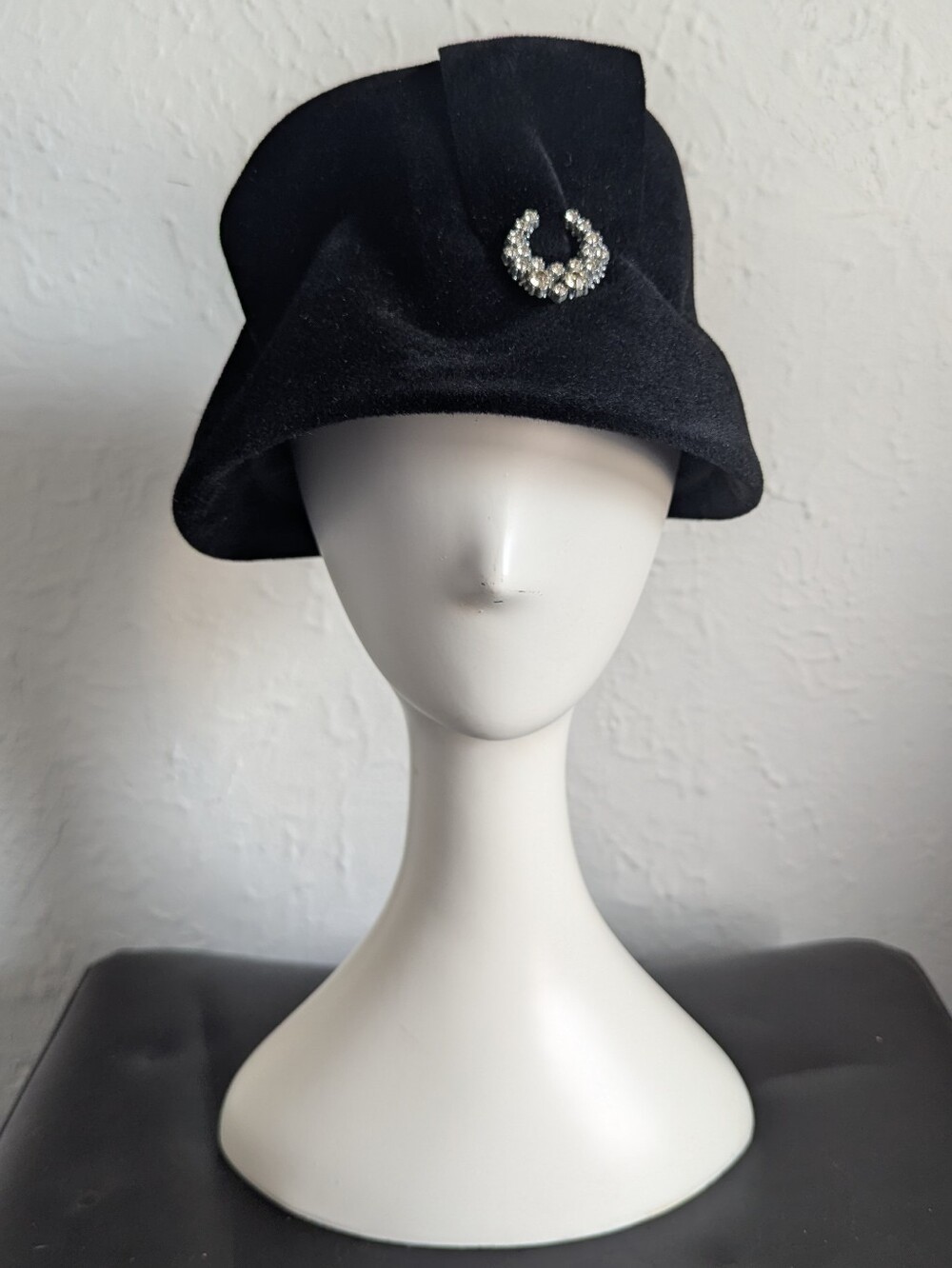 1950s Old Hollywood Black Felt Wool Cloche Hat with Rhinestone Horseshoe Detail